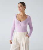 Uformell ribbestrikket body med Henley-hals, knapper og lange ermer