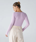 Uformell ribbestrikket body med Henley-hals, knapper og lange ermer