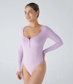 Uformell ribbestrikket body med Henley-hals, knapper og lange ermer